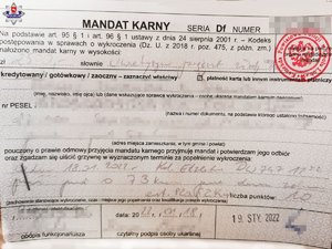 zdjęcie przedstawia mandat karny