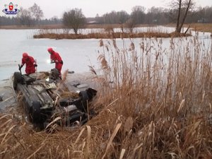 zdjecie przedstawia samochod marki audi