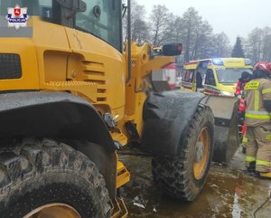 zdjecie  przedstawia żółtą koparkę