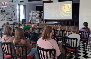 Bezpieczne ferie - spotkanie dzielnicowej z dziećmi, dzieci oglądają film