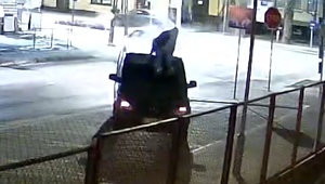 mężczyzna który jechał busem na dachu