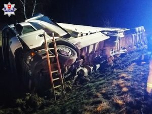 ciężarówka na boku