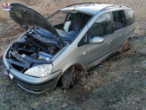 ford galaxy po zdarzeniu drogowym ,wypadł z drogi