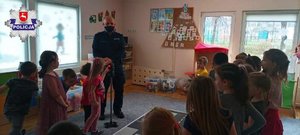 dzielnicowy rozmawia z dziećmi