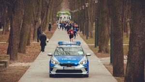 radiowóz oznakowany który prowadzi biegi w Lubartowie