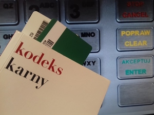 zdjęcie przedstawia klawiaturę i napis kodeks karny