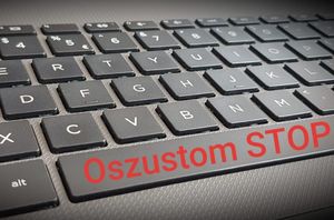 oszustom stop klawiatura i czerwony napis