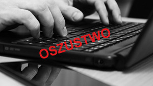 zdjecie przedstawia klawiaturę i czerwony napis oszustwo