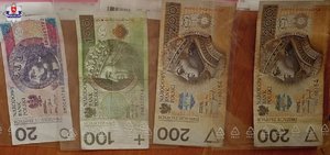 zdjęcie przedstawia podrobione banknoty w kwocie 20 50 100 200  złotych