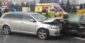 zdjęcie przedstawia samochód marki audi karetkę i toyotę