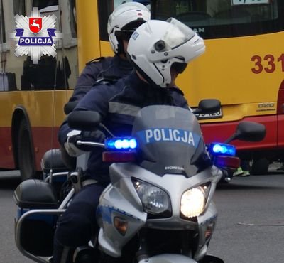 zdjęcie przedstawia policjanta na motocyklu