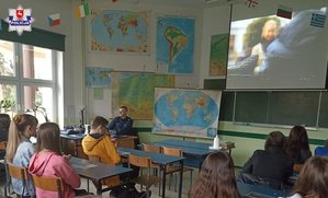 zdjęcie przedstawia policjanta prowadzącego zajęcia z młodzieżą