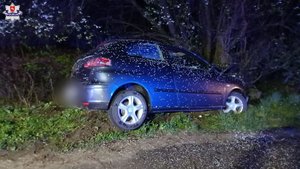 zdjęcie przedstawia samochód marki seat kolory niebieskiego który uderzył we drzewo