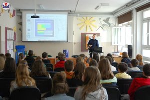 zdjęcie przedstawia policjanta prowadzącego zajęcia z młodzieżą