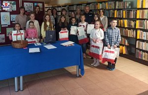 zdjęcie przedstawia dzieci biorące udział w konkursie