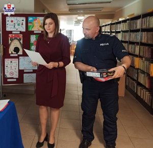 zdjęcie przedstawia policjanta i panią sekretarz urzędu gminy w Ostrowie Lubelskim