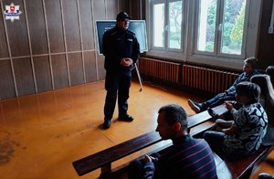 dzielnicowy na pogadance z dziećmi