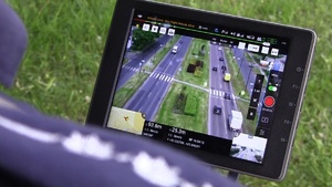 zdjęcie przedstawia obraz z kamer umieszczonych nad skrzyżowaniem