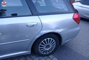 zdjęcie przedstawia subaru które uległo uszkodzeniu w czasie zdarzenia