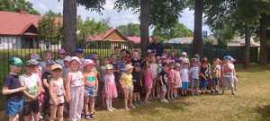 wspólne zdjęcie dzielnicowego z dziećmi z przedszkola w Ostrowie Lubelskim