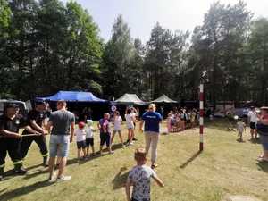 zdjęcie przedstawia dzieci bawiące się na pikniku w Firleju