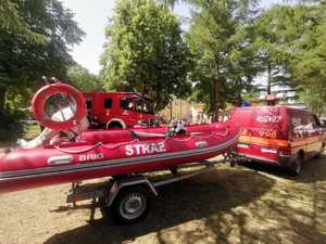 zdjęcie przedstawia wóz strażacki z łodzia