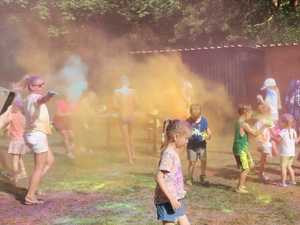 dzieci bawiące się kolorami