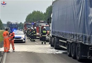 zdjęcie przedstawia ciężarówkę i służby ratownicze p;policjantów i strażaków którzy zabezpieczają miejsce zdarzenia drogowego