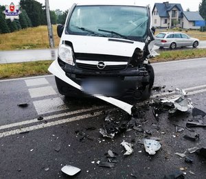 zdjęcie przedstawia samochód marki Opel po wypadku drogowym