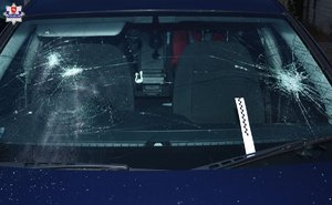 zdjęcie przedsatwia uszkodzoną szybę w samochodzie marki audi