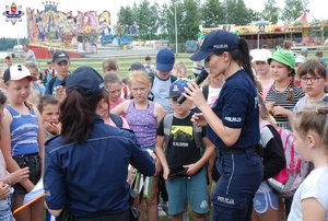 policjantki rozdają dzieciom upominki w konkursie
