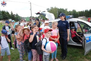 policjantka z dziećmi przy radiowozie