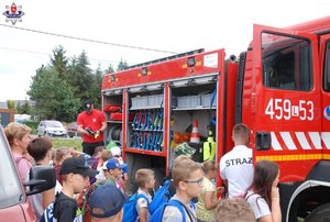 dzieci oglądają wóz strazacki