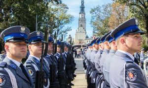 zdjęcie przedstawia policjantów na obchodach święta policji