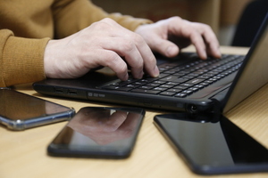 zdjęcie przedstawia klawiaturę komputera i ręce