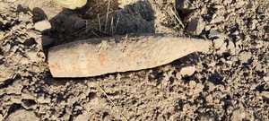 zdjęcie przedstawia pocisk artyleryjski najprawdopodobniej z czasów II wojny światowej