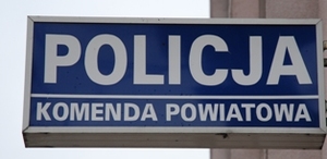 zdjęcie przedstawia biały napis na niebieskim tle Komenda Powiatowa