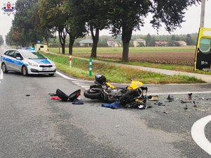 zdjęcie przedstawia radiowóz z samochodem który brał udział w zdarzeniu drogowym