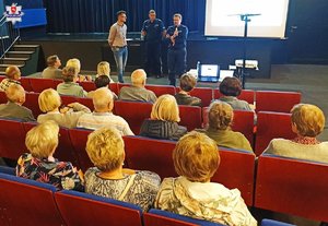 zdjęcie  przedstawia policjantów prowadzących spotkanie