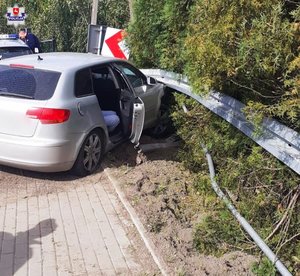 zdjęcie przedstawia samochod marki audi ktory wjechał w barierki ochronne