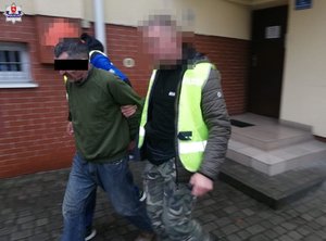 policjanci prowadzą mężczyznę, ktory znęcał się nad matka i grozil funkcjonariuszowi