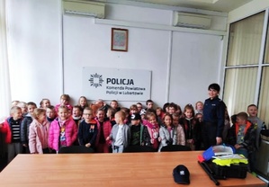 zdjęcie przedstawia policjantkę na zdjęciu grupowym z dziećmi dookoła