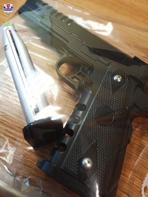 na zdjęciu wiatrówka z ładownicą