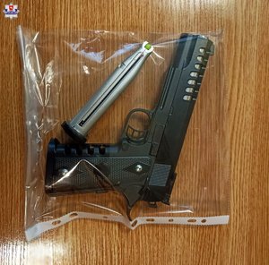 na zdjęciu broń pneumatyczna z ładownicą