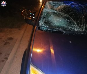 na zdjeciu samochód ktory brał udział w zdarzeniu drogowym w tle rower