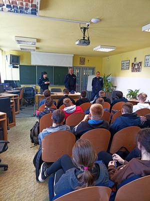 na zdjęciu młodzież na spotkaniu z policjantami