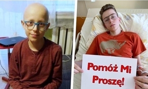 zdjęcie przedstawia chorego chłopca siedzącego na łóżku z kartą trzymaną w obu dłoniach