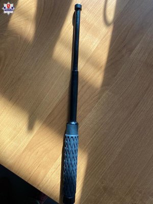 zdjęcie przedstawia palkę teleskopowa leząca na stole