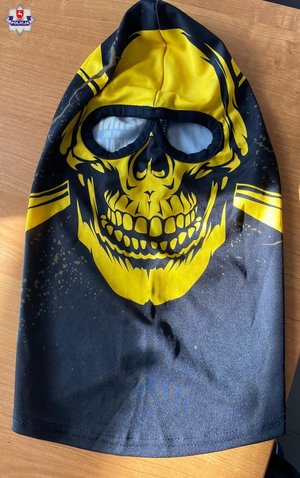 zdjęcie przedstawia kominiarkę leząca na stole