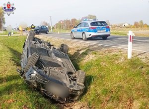 na zdjęciu samochód w rowie obok radiowóz policyjny